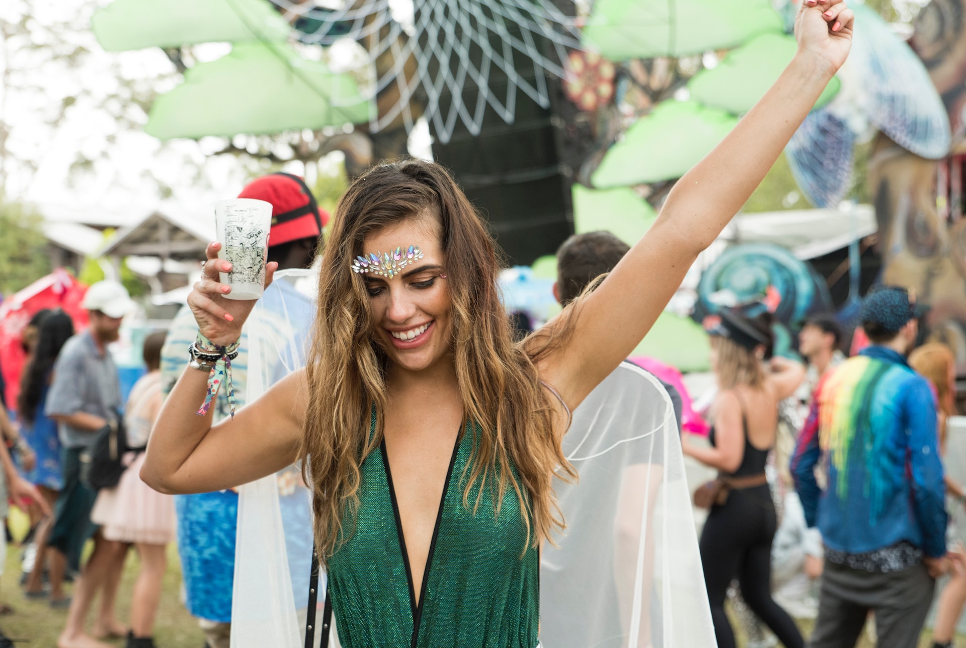 Schitteren op festivals: sieraden en outfits om te stralen!